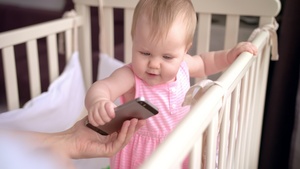 婴儿床小可爱触摸智能手机婴儿技术概念9秒视频