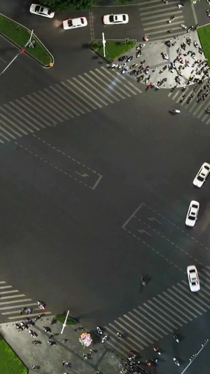 俯拍城市夜景十字交叉路口车流人流13秒视频