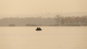 早上两个渔民在湖畔钓鱼15秒视频