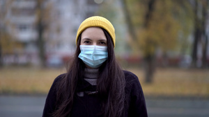 一位戴着防护面具的年轻女子在公园里散步11秒视频