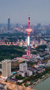 航拍南京地标建筑江苏电视塔延时摄影天际线视频