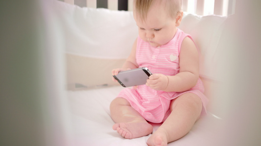 婴儿在手机上看卡通的婴儿视频