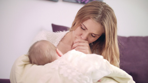 美丽的妇女母乳喂养婴儿快乐的母亲享受乳喂养27秒视频
