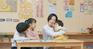 8K幼儿园老师关心爱护小朋友们12秒视频