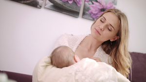 美丽的母亲哺乳婴儿23秒视频