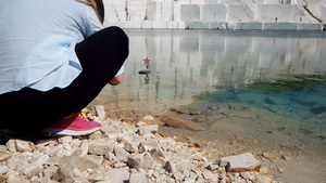 年轻的女摄影师在棉花堡的大理石湖上玩星船玩具孤独抑郁12秒视频