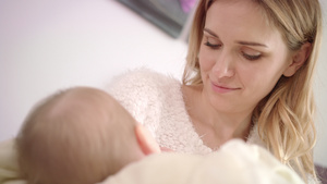 微笑着的哺乳期妇女婴儿美丽的母亲哺乳期婴儿20秒视频
