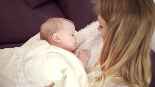 可爱的婴儿睡在母亲手上托德勒睡在母亲的怀抱中[乖萌]视频