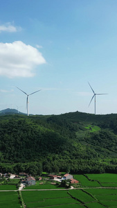 航拍大山风力发电风车视频