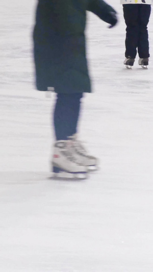 冬天室内溜冰场滑冰运动滑冰场24秒视频