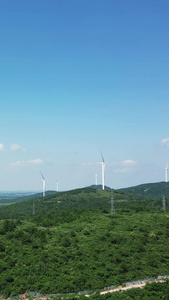 航拍大山风力发电风车视频