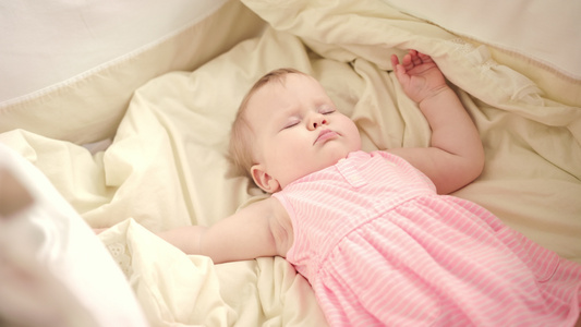 美丽的婴儿睡在床上母亲手摸着睡的孩子视频
