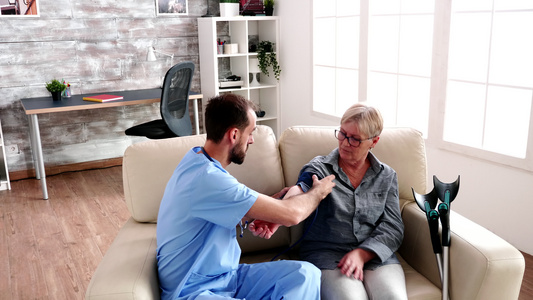 测量血压的养老院的医生视频