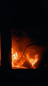 冬天室内取暖壁炉生火取暖视频
