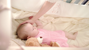 婴儿睡觉时间托德勒女孩睡在床休息婴儿小梦在床休息18秒视频