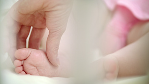 甜蜜的婴儿腿脚在母亲的手中甜蜜婴儿梦18秒视频