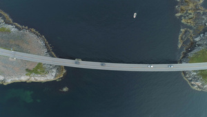 汽车正在挪威的大西洋路上行驶26秒视频