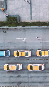 航拍文明城市道路上整齐有序的候客出租车素材写字楼视频