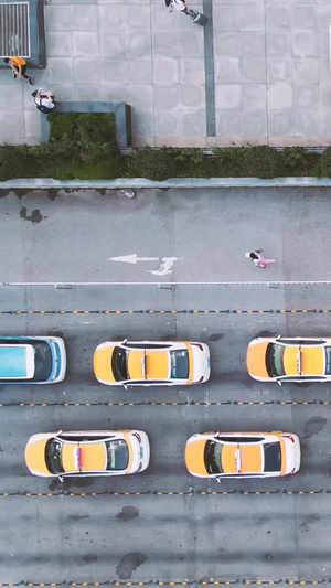 航拍文明城市道路上整齐有序的候客出租车素材写字楼54秒视频