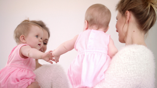 母亲带着婴儿照镜子可爱的孩玩镜视频