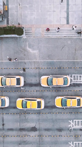 航拍文明城市道路上整齐有序的候客出租车素材城市素材视频