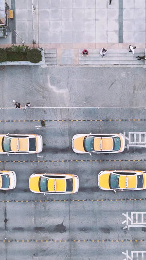 航拍文明城市道路上整齐有序的候客出租车素材城市素材54秒视频