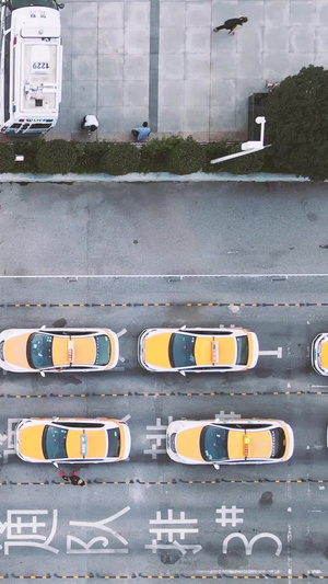 航拍文明城市道路上整齐有序的候客出租车素材城市素材54秒视频