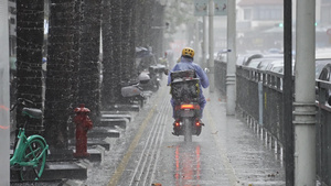 4K大雨中的外卖员9秒视频