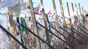 垃圾填埋场风吹起的塑料袋14秒视频