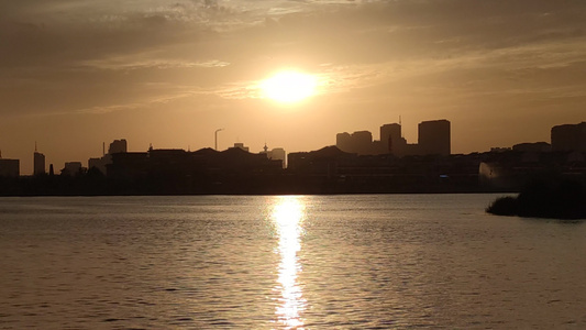 湖面夕阳晚霞倒影实拍风景视频