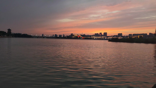 湖面夕阳晚霞倒影实拍风景视频