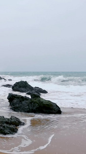 海南旅游山钦湾海浪拍打岸边岩石自然风光视频
