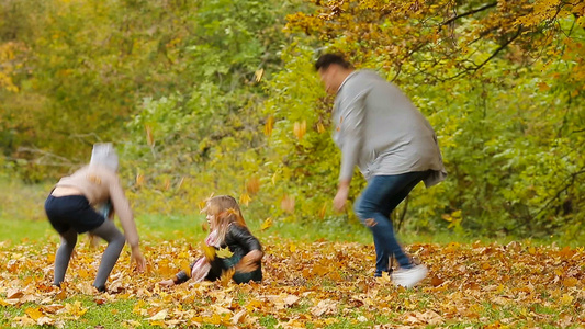 秋天公园的幸福家庭享受温暖的一天视频