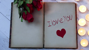 浪漫主义的旧笔记本玫瑰和小蜡烛21秒视频