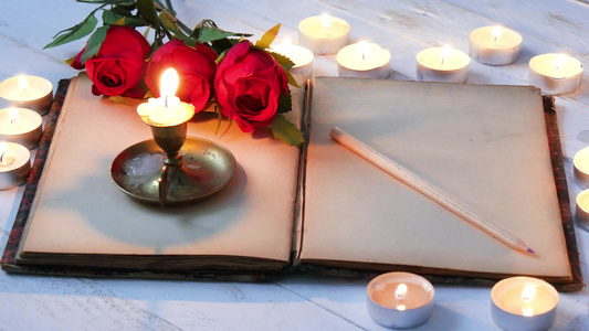 浪漫主义概念旧笔记本玫瑰和小蜡烛视频