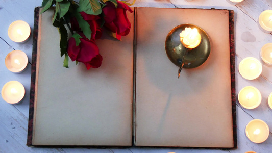 浪漫主义概念旧笔记本玫瑰和小蜡烛视频