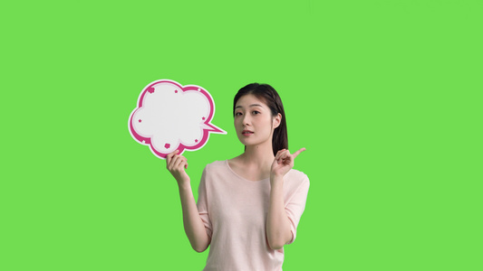 4k女生手拿KT板气泡框对话框说话动作绿幕抠像视频视频