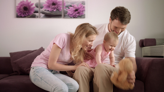 家庭爱概念父母与孩子一起玩耍视频