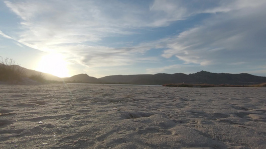 近海泻湖的低角度电影童话般的日落风景背景中的山脉轮廓视频