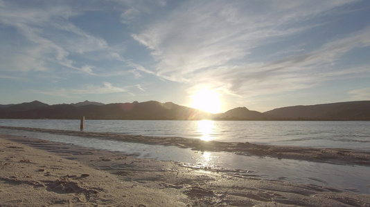 在海边一个环礁湖中空中拍摄日落的童话般景色山影背面视频