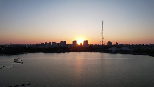 湖面夕阳晚霞倒影实拍风景视频