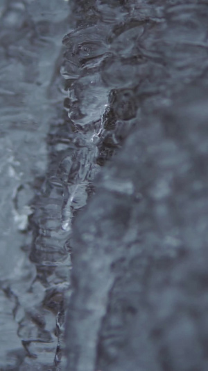 雪地里面的冰柱子冰渣子44秒视频