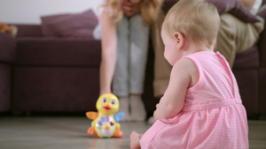 婴儿在地板上玩具游戏28秒视频