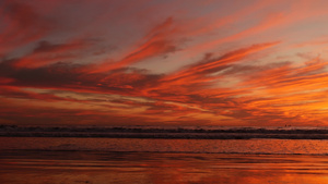 加州夏季海滩美学金色的夕阳生动的戏剧性云彩在太平洋13秒视频