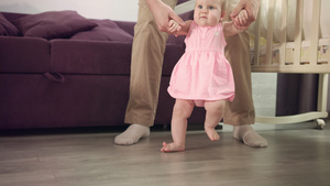 美丽的女婴在父亲的扶持下站起22秒视频