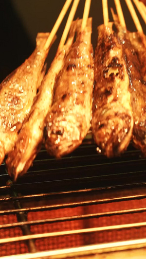 城市特色宵夜美食小吃烧烤鲫鱼制作过程素材城市素材57秒视频