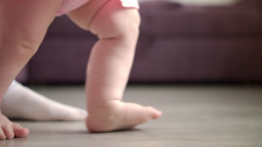 婴儿学习散步快乐的新生活概念小脚步视频
