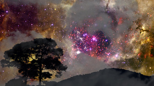 银河系的倾斜视图向后移动背影山和大树夜空中有乌云20秒视频
