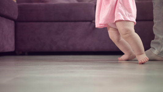 婴儿脚踏在地板上婴儿脚踏在家中视频