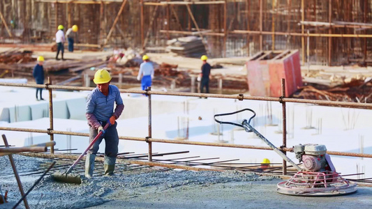 建筑工地工人在劳动视频